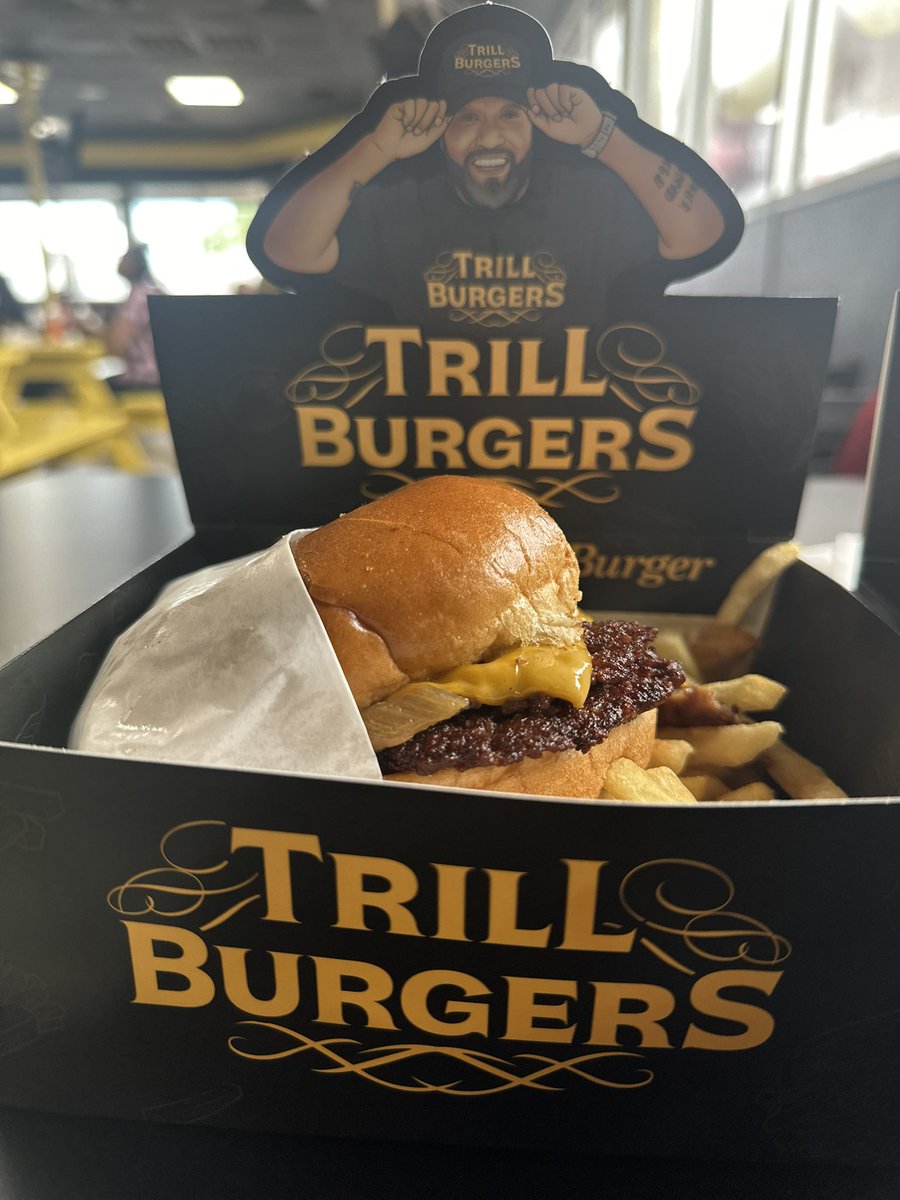 shakejmj's tweet image. How it started… how it ended… congratulations to my brother @BunBTrillOG x the trill burger team… the regular and the vegan tasted outstanding!!!! #rippimpc