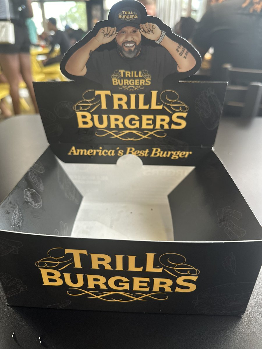 shakejmj's tweet image. How it started… how it ended… congratulations to my brother @BunBTrillOG x the trill burger team… the regular and the vegan tasted outstanding!!!! #rippimpc