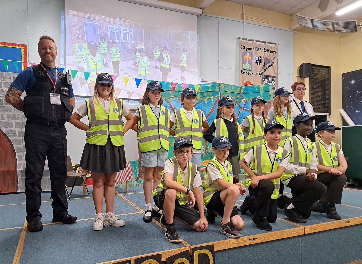 KentPoliceDover's tweet photo. Today, Officer Mark Ball held the award ceremony for the #MiniPoliceCadets from #StMarysPrimarySchool #Dover. #Cadets learnt a number of topics throughout the programme, making us very proud 
@NationalVPC https://t.co/EXKvqWpIc9