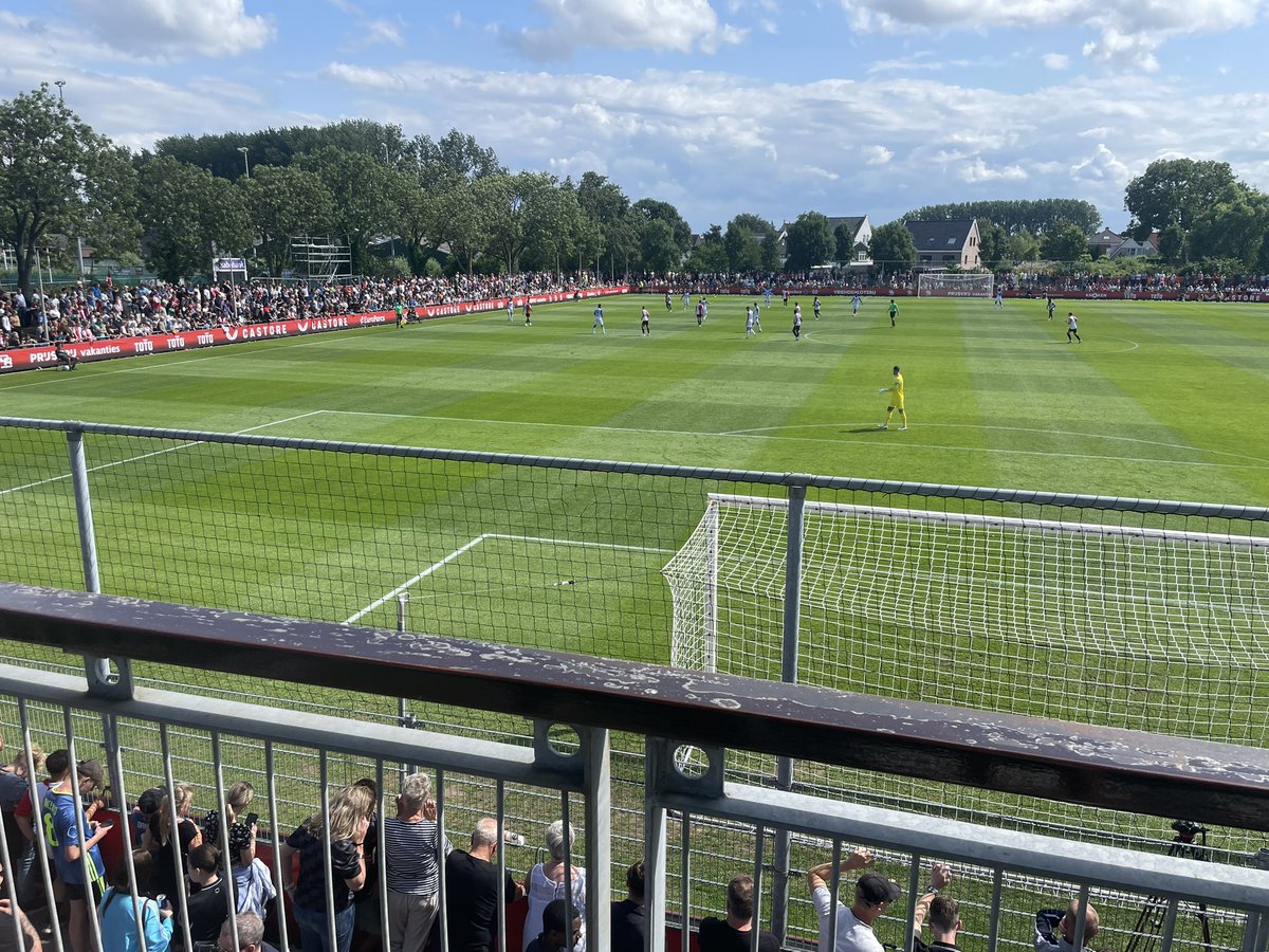 lennartvdlinden's tweet photo. Voorbereiding @Feyenoord tegen @ClubBrugge. 

De 2e van 3 oefenwedstrijden op het sportpark van gastheer @vv_smitshoek. 

Complimenten voor de club en organisatie met ruim 70 vrijwilligers.

Mooi sportief affiche voor @BARENDRECHTzh! https://t.co/LWYTKxIAZ5