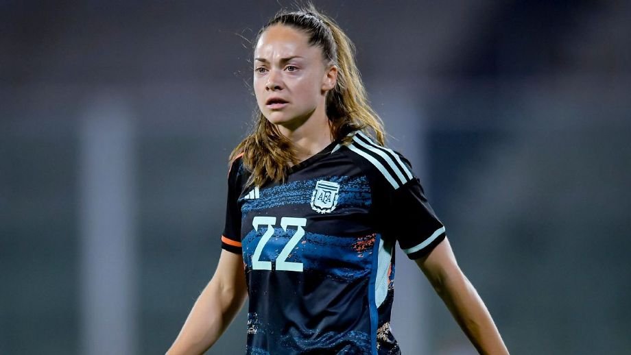 natumader's tweet photo. Él con la camiseta de Ellas

Con tan sólo un gesto así, la difusión y visibilidad de la Selección femenina es inconmensurable

Y no, no vamos a salir campeonas del mundo.
Pero sí vamos a hacer historia.
Estas jugadoras están construyendo la épica del femenino.

Vengan, es hermoso https://t.co/hr5iprLTfi
