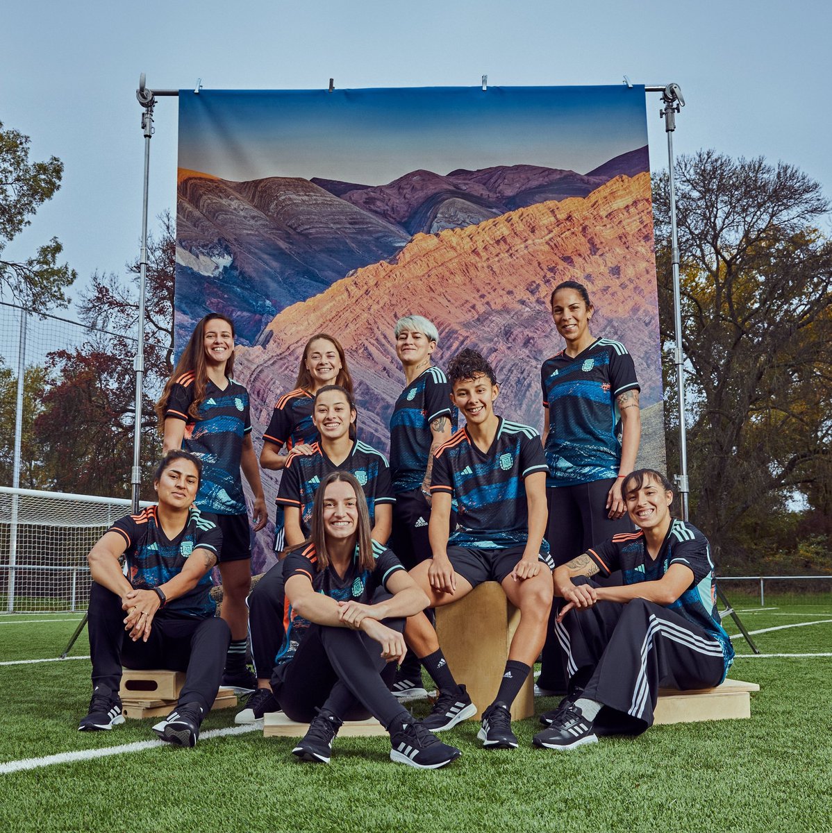 Él con la camiseta de Ellas

Con tan sólo un gesto así, la difusión y visibilidad de la Selección femenina es inconmensurable

Y no, no vamos a salir campeonas del mundo.
Pero sí vamos a hacer historia.
Estas jugadoras están construyendo la épica del femenino.

Vengan, es hermoso