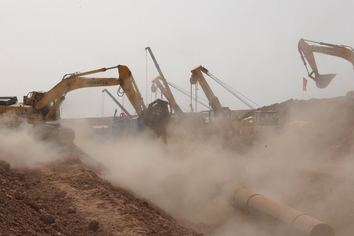 XIONGGU3's tweet image. Discover the incredible world of automatic welding machines and witness how they revolutionize pipeline welding. From the scorching desert to freezing cold environments, these machines ensure precise and efficient results! 🔥❄️🔧 #PipelineWelding #TechnologyAdvancements