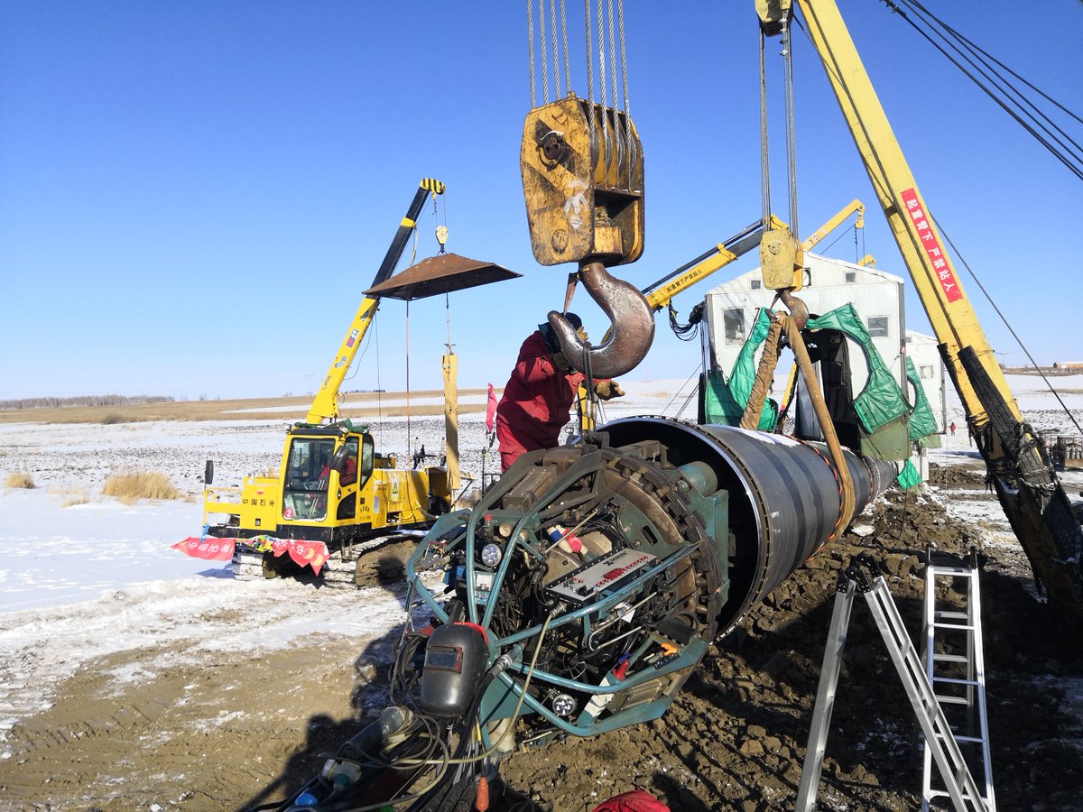 XIONGGU3's tweet image. Discover the incredible world of automatic welding machines and witness how they revolutionize pipeline welding. From the scorching desert to freezing cold environments, these machines ensure precise and efficient results! 🔥❄️🔧 #PipelineWelding #TechnologyAdvancements