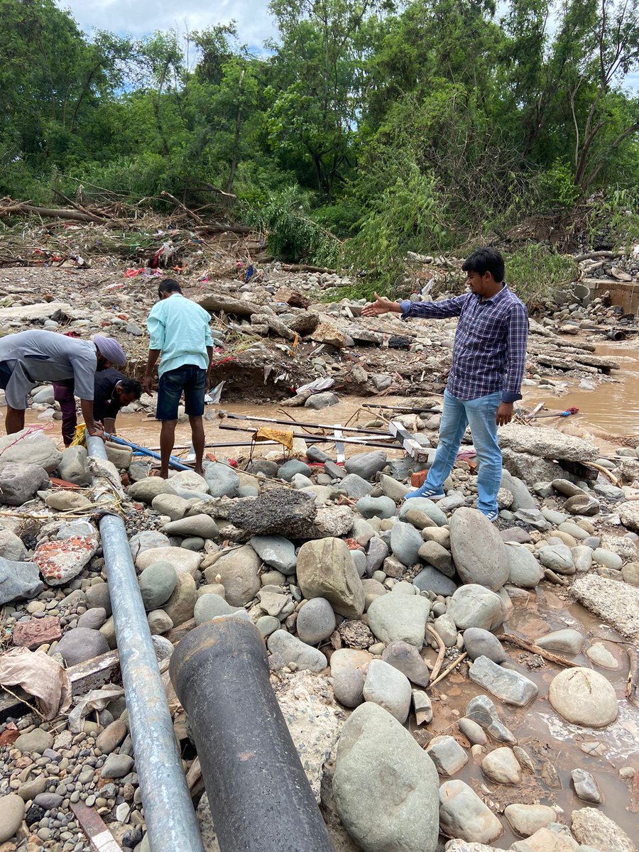 MCChandigarh's tweet photo. Leaving no stone unturned to restore regular water supply in Manimajra
#ChandigarhRains
#HelpMccMakeChdEvenMoreBeautiful https://t.co/qETWSPO3ep