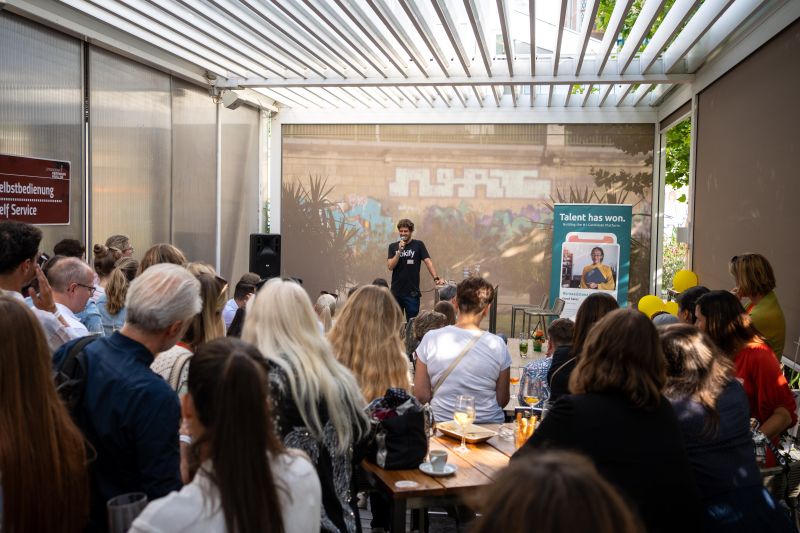 Letzten Mittwoch fand  #Recruiting am Fluss in der #StrandbarHerrmann statt und #hokify war als Veranstalter dabei! 🌴Co-Founder Daniel hat einen spannenden Workshop zum Thema Candidate Centricity gehalten und gab es Snacks, Drinks und spannenden Austausch!💪
©Siegfried Leitner