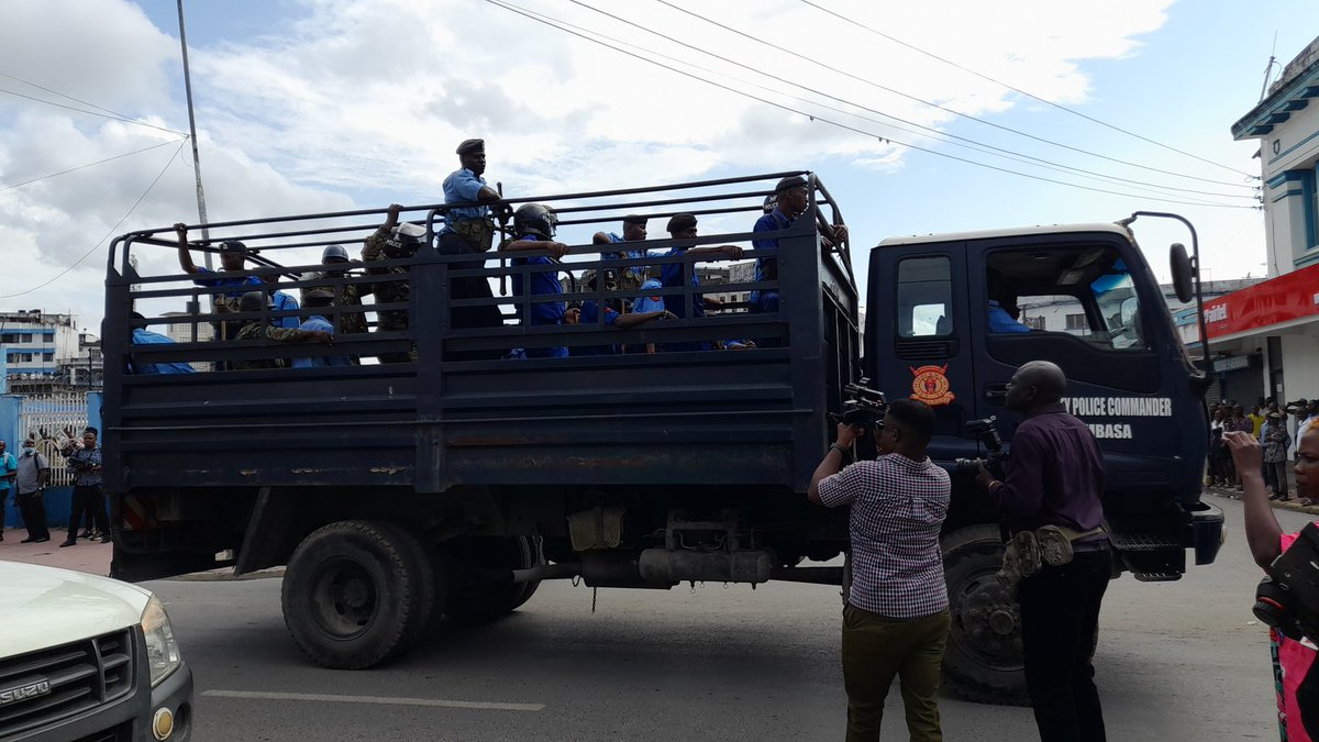 AjendaKenya's tweet image. Police recklessly throwing teargas against demonstrators in Mombasa while intimidating them. @NPSOfficial_KE the right to peaceful protest is enshrined in our CoK.
#FreeToProtest
#NjaaRevolution 
#Maandamano