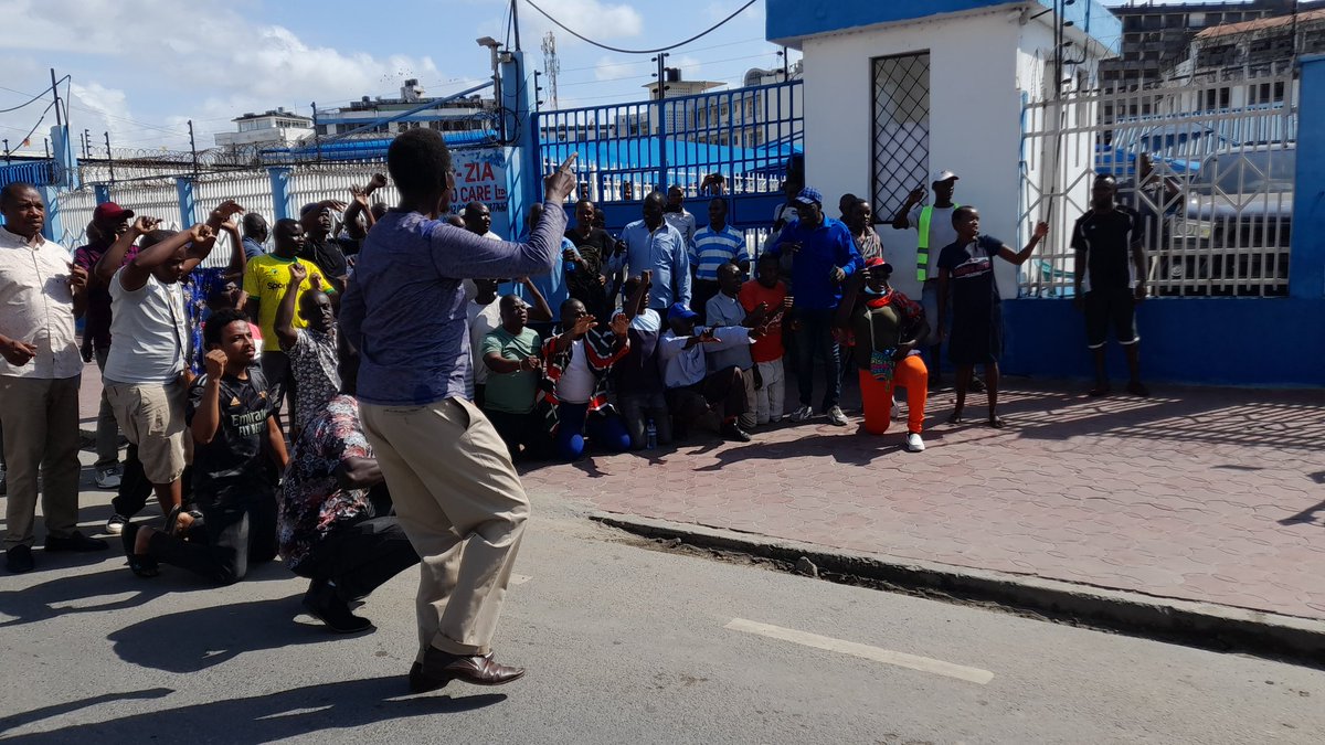 AjendaKenya's tweet image. Police recklessly throwing teargas against demonstrators in Mombasa while intimidating them. @NPSOfficial_KE the right to peaceful protest is enshrined in our CoK.
#FreeToProtest
#NjaaRevolution 
#Maandamano