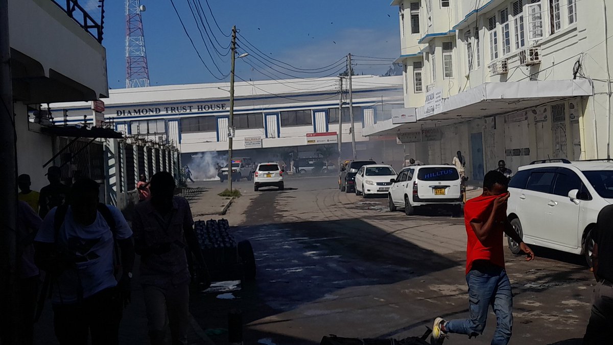 AjendaKenya's tweet image. Police recklessly throwing teargas against demonstrators in Mombasa while intimidating them. @NPSOfficial_KE the right to peaceful protest is enshrined in our CoK.
#FreeToProtest
#NjaaRevolution 
#Maandamano