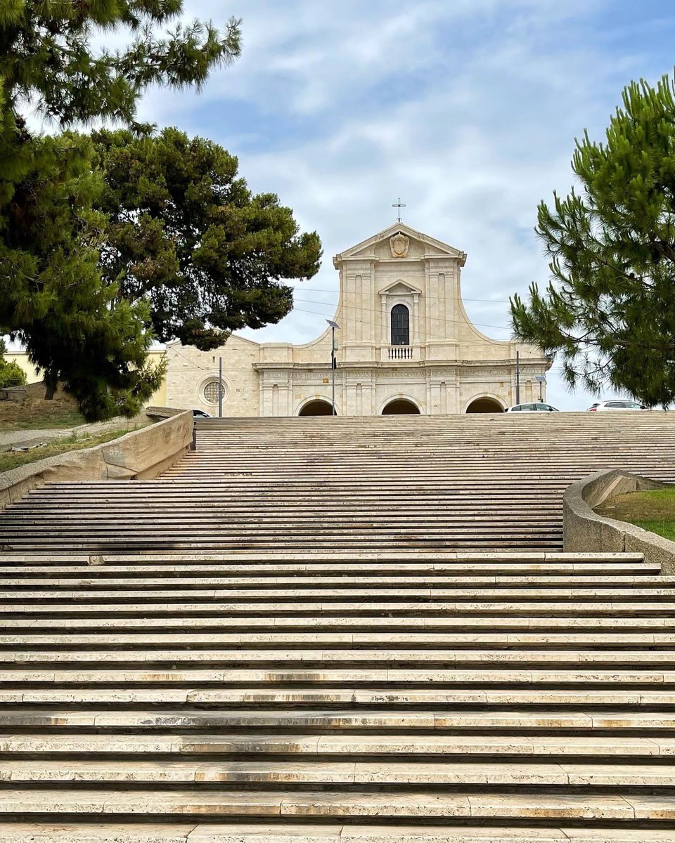 ele_tourism's tweet photo. 🔖 Alla fine del XVIII sec. venne rielaborato in stile #neoclassico dell’architetto Giuseppe Viana.
💣 Durante la seconda guerra mondiale l’edificio subì gravi danni dovuti ai bombardamenti e per questo venne ristrutturato tra il 1947 e il 1960 e nuovamente nel 1998. https://t.co/AvkYtg8TmG