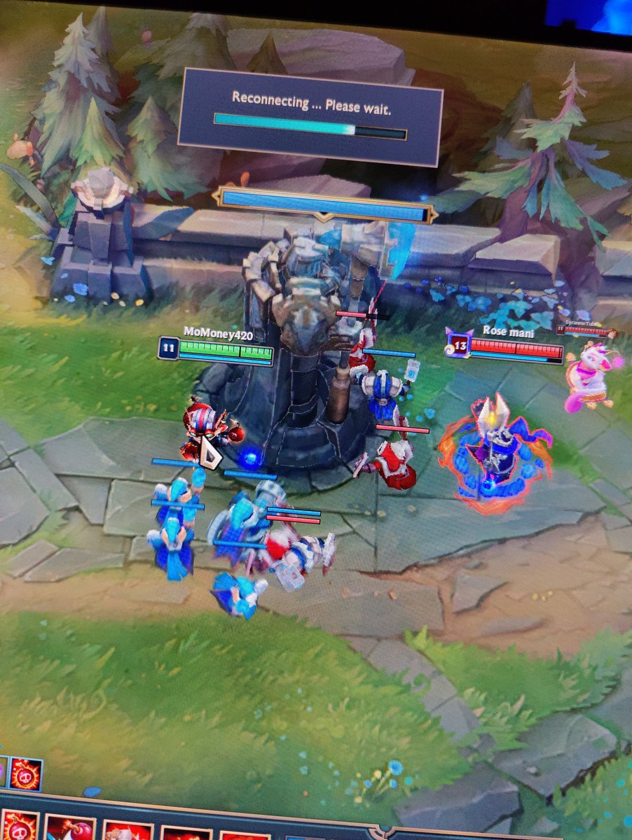 MackenzieLyman1's tweet photo. League of Legends on PC servers are experiencing issues. https://t.co/UaLSn4oJzq