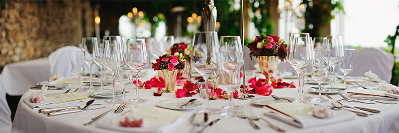 We are here every step of the way to organize the perfect event. The restaurant's chef proposes menu options in the classic Romanian style, which include dishes from the local cuisine, from the famous appetizers to the traditional Sarmăluțe delicacies.