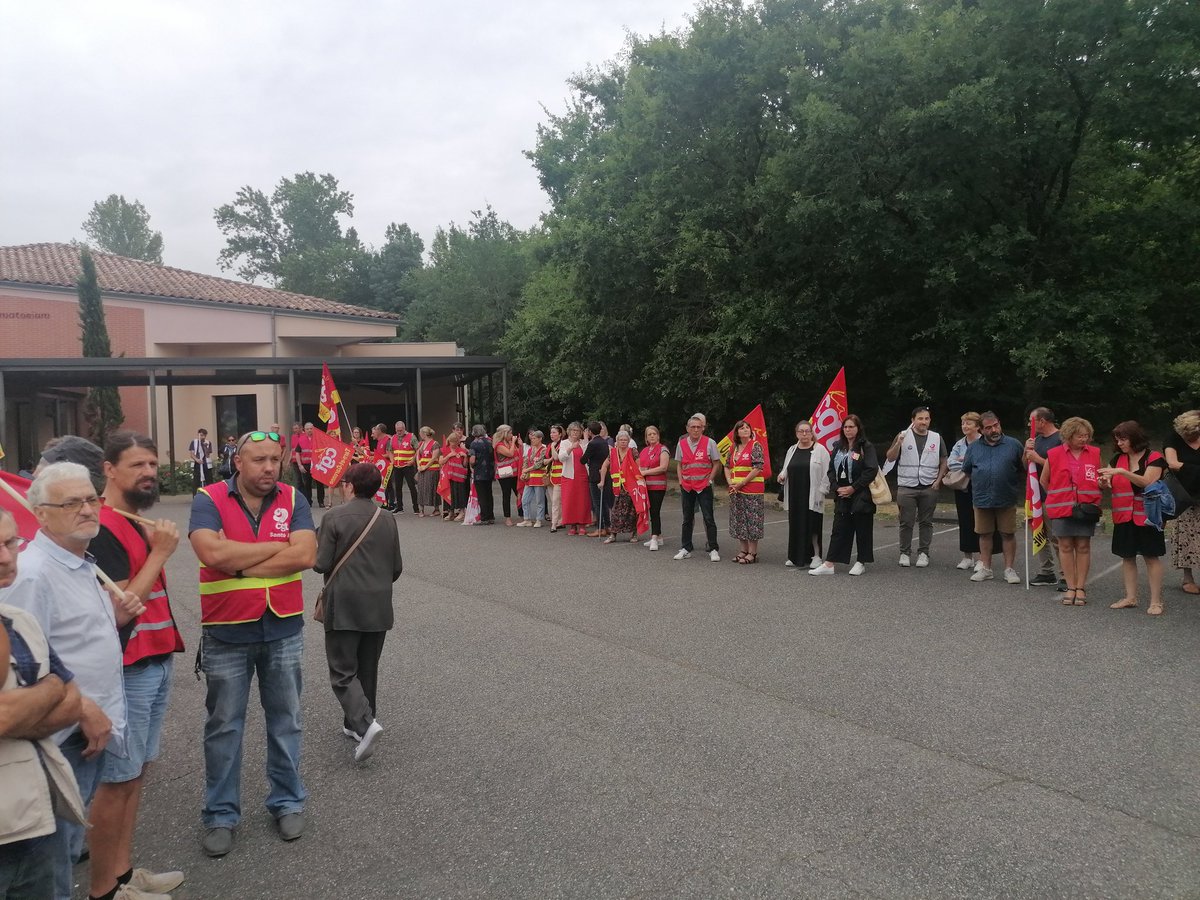 RMaximilien's tweet photo. Emotion, recueillement pour la derniere et belle manif en l'honneur de Mireille.. Les combats continuent ! #CGT82 #PCF82 https://t.co/3EQ8UDYccZ