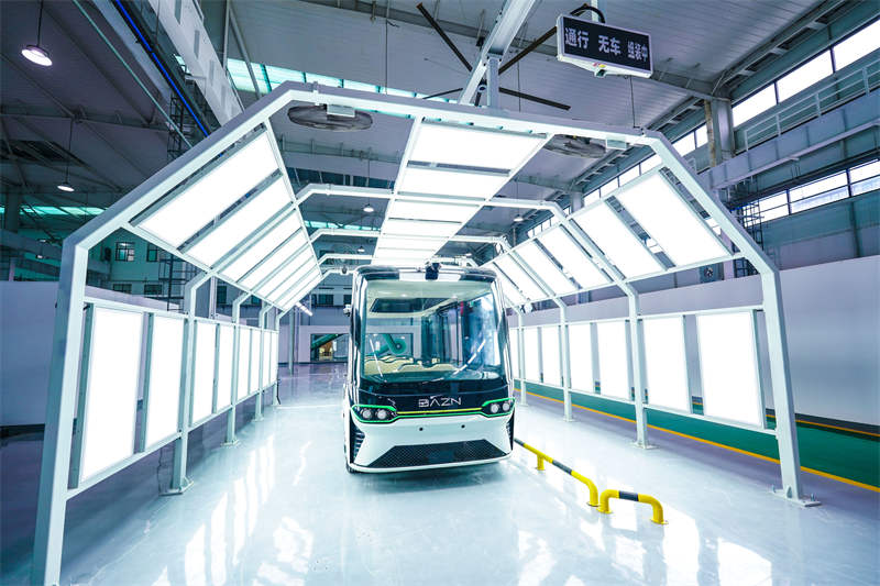 DiscoverAnyang's tweet image. The driverless bus rolled off the production line for the first time in Anyang
#driverless #driverlessbus #Anyang