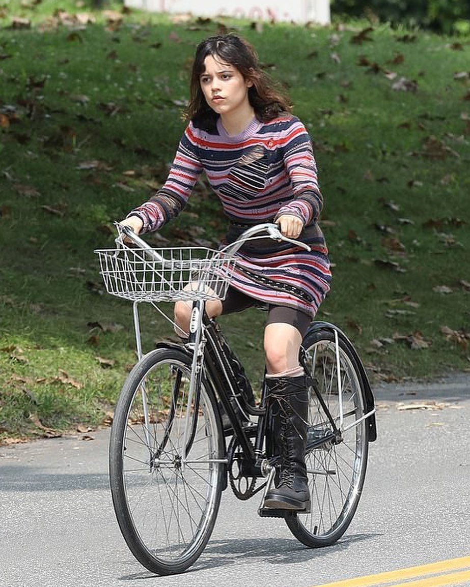JennaSourceFR's tweet photo. Nouvelles photos de Jenna sur le set de Beetlejuice 2. https://t.co/teqGJ0P32n