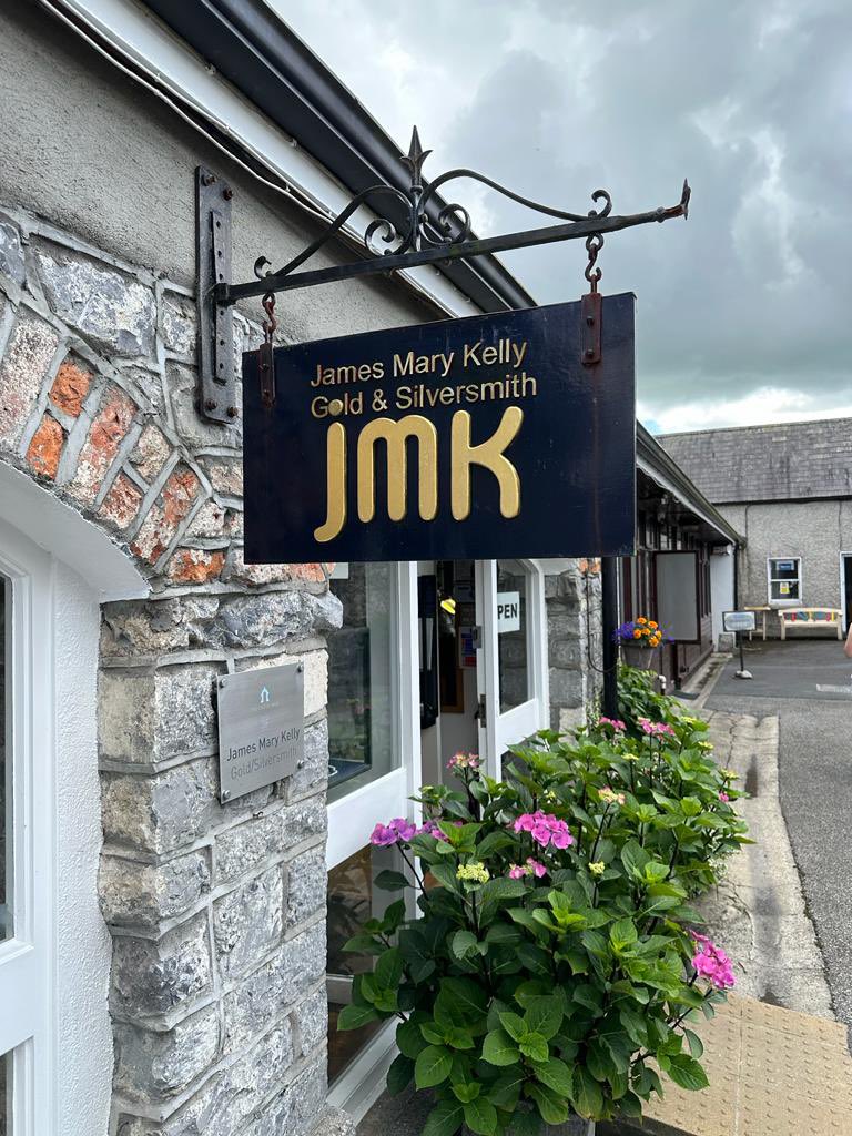 Exploring the grandeur of @mountjulietestate and immersing ourselves in the world of artisan producers at the @kilkennydesigncentre .

From breathtaking landscapes to exquisite craftsmanship! Thanks for having us Kilkenny! 🎨🏰