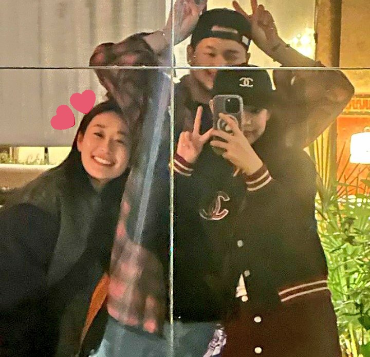 Btsforever1325's tweet photo. YES MISS JENNIE KIM TELL THEM THAT KIM TAEHYUNG IS YOUR MAN https://t.co/jMpkgP1NRz
