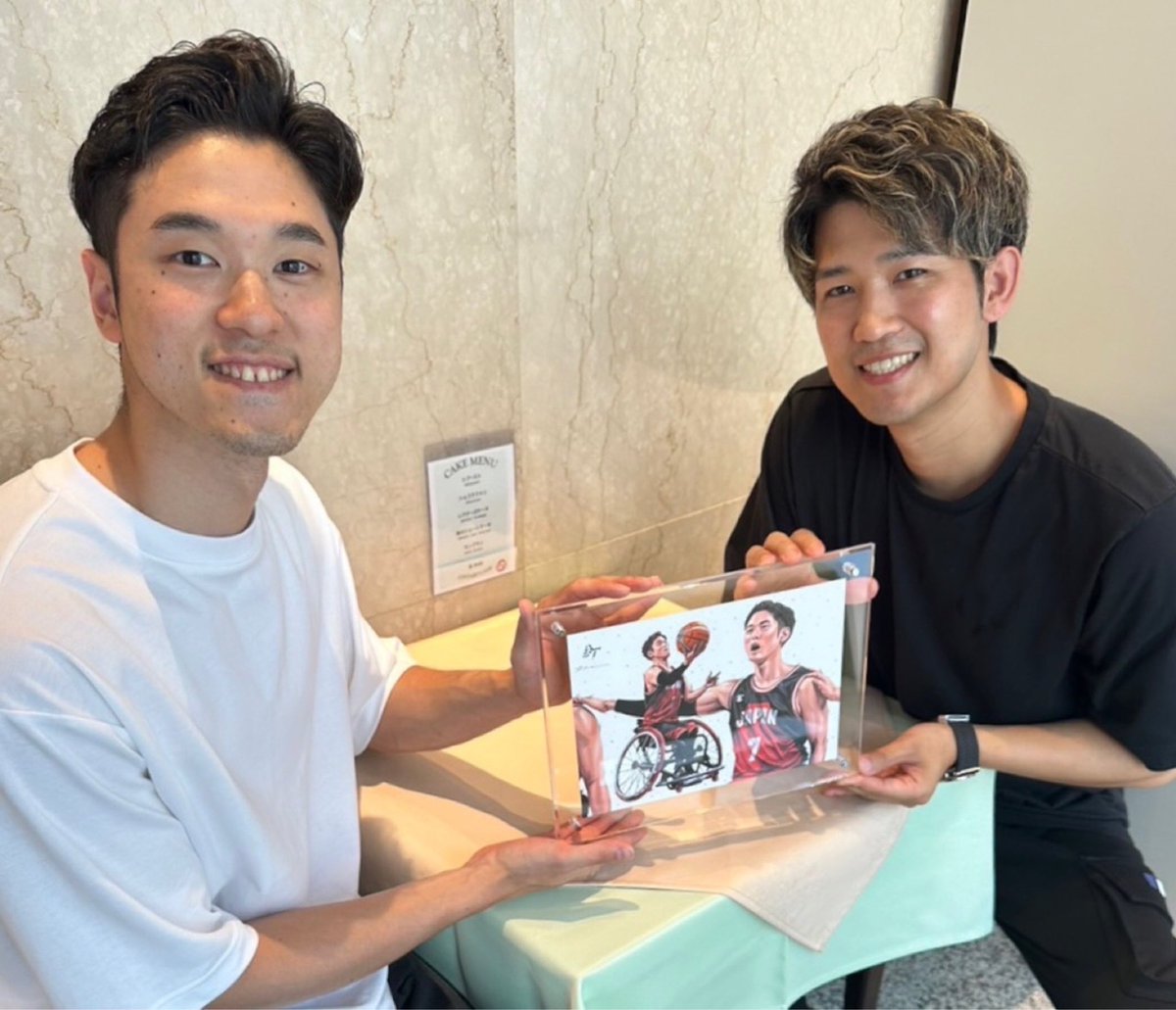 takuyafurusawa7's tweet photo. 世界で活躍するイラストレーターでアーティストであるDaiさんにご縁があり描いていただきました☺️
とても素敵な方で話している���あっという間に時間が過ぎてしまいます。たくさん刺激をもらいました!
#田村大
#daitamura
#イラストレーター
#art
#illustration https://t.co/4q8qPYE2nu