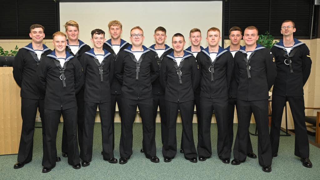 HMS_Collingwood's tweet photo. Congratulations to ET(AA) 2201 on your graduation! Special thanks to Cdr Fraser Hunt XO, for presenting the well deserved certificates.
Thrilled to see you embark on new adventures within the Fleet ⚓️
Fair winds & following seas, shipmates!
#LifeasaSailor #MadeintheRoyalNavy https://t.co/BxovzLiGU8