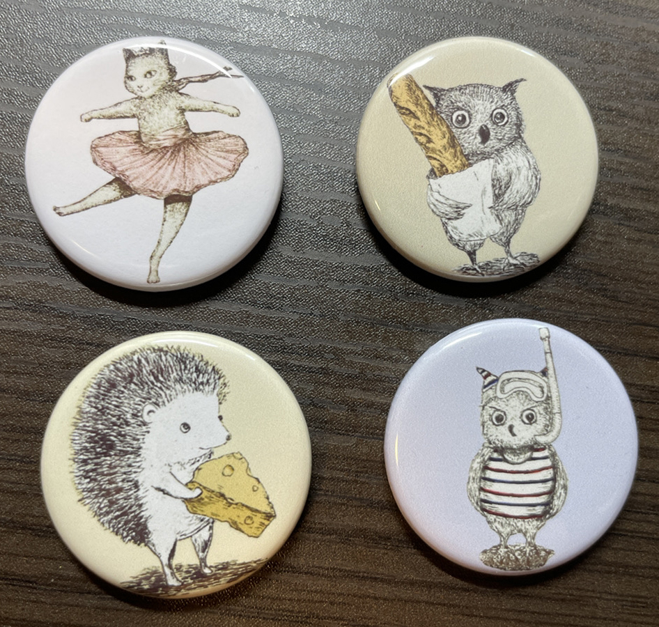 c_tera's tweet image. 缶バッジ作ってみました。
現在、 板橋区立美術館で 開催中の「ボローニャ国際絵本原画展」が、8/19~10/9に、兵庫県の西宮市大谷記念美術館に巡回します。

そこで販売するグッズのラインナップに追加する予定です。

#buttonBadge
#pinbackbutton