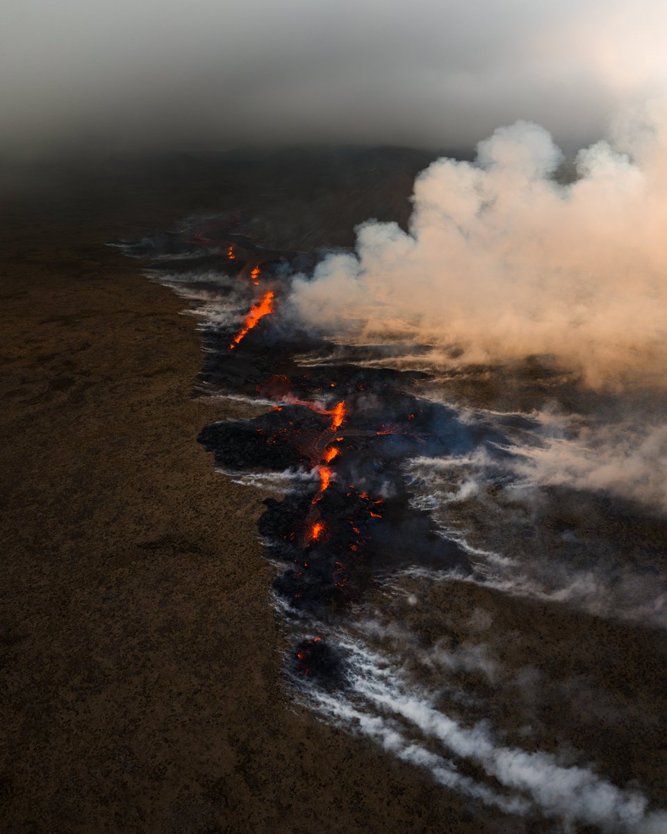 After a week of endless earthquakes, a new volcanic eruption has just begun here in Iceland.

Just like the previous eruptions in 2021 and 2022, it is located on the Reykjanes Peninsula, this time on the slopes of Litli-Hrútur mountain.
#66north #iceland #eruption