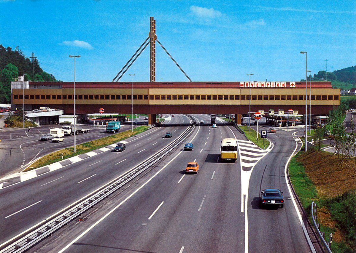 Die Autobahn-Raststätte Würenlos in den 70ern. Damals noch mit GULF Tankstelle. Der “Fressbalken” hatte damals sowie heute Kultstatus. Das Autobahn-Brückenrestaurant gibt es schon seit 1972 und war zu seiner Zeit das europaweit grösste seiner Art.
