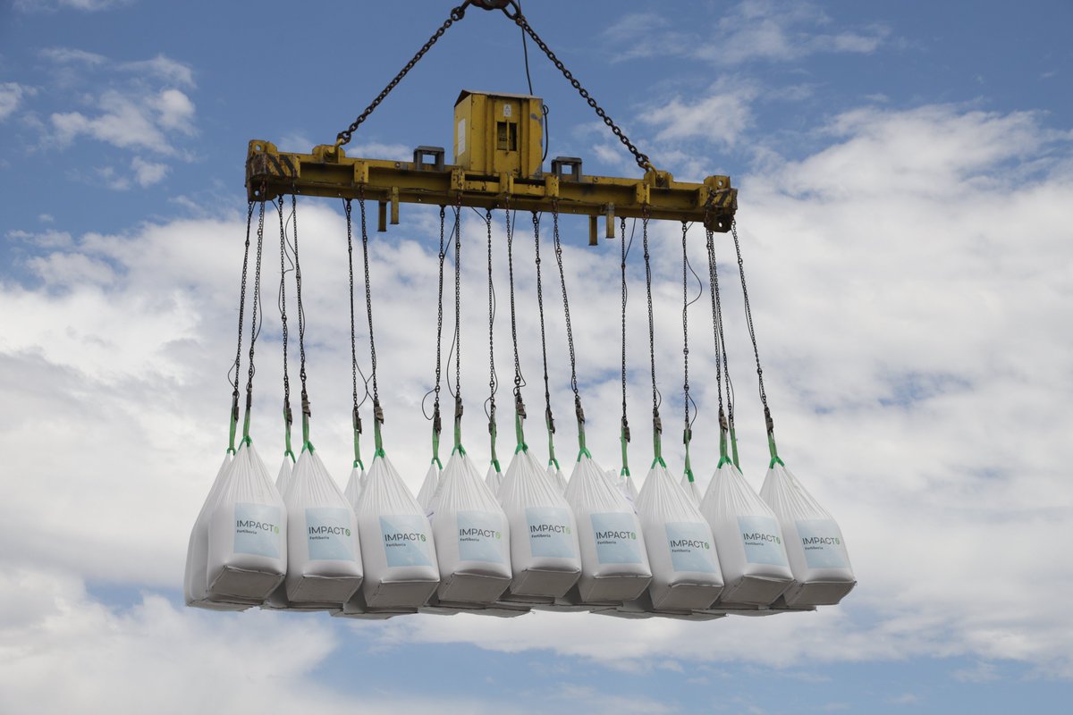 grupofertiberia's tweet photo. 🆕Orgullosos de anunciar que nuestra línea #ImpactZero, primeros y únicos fertilizantes del 🌏producidos con #hidrógenoverde, ayudará a reducir la huella de carbono de las 27 granjas lecheras que @marksandspencer tiene en Reino Unido 🇬🇧. ¿Cómo?👉https://t.co/hG3OW5JGqX https://t.co/qPquBCwML5