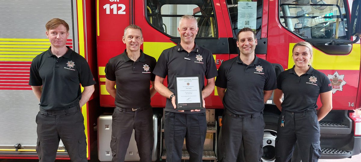 WMFSWoodgate's tweet photo. Great day for #BlueWatch yesterday.
Lovely presentation for @WMFirePHatton on 25 years service by Station Commander Bonnell, #HazMat development with substance identification and description (would want to drink those) and an incident involving 5 x 60’ conifer trees in #Weoley https://t.co/m0ZBEY4eKu