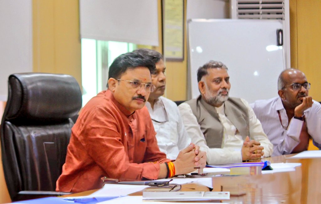 devusinh's tweet image. Reviewed the project of @BSNLCorporate on deployment of indigenous 𝟒𝐆 in their network. 

Completion of the project will make 𝟒𝐆 services available to uncovered areas of the country. Directed them to complete the project in a time bound fashion.