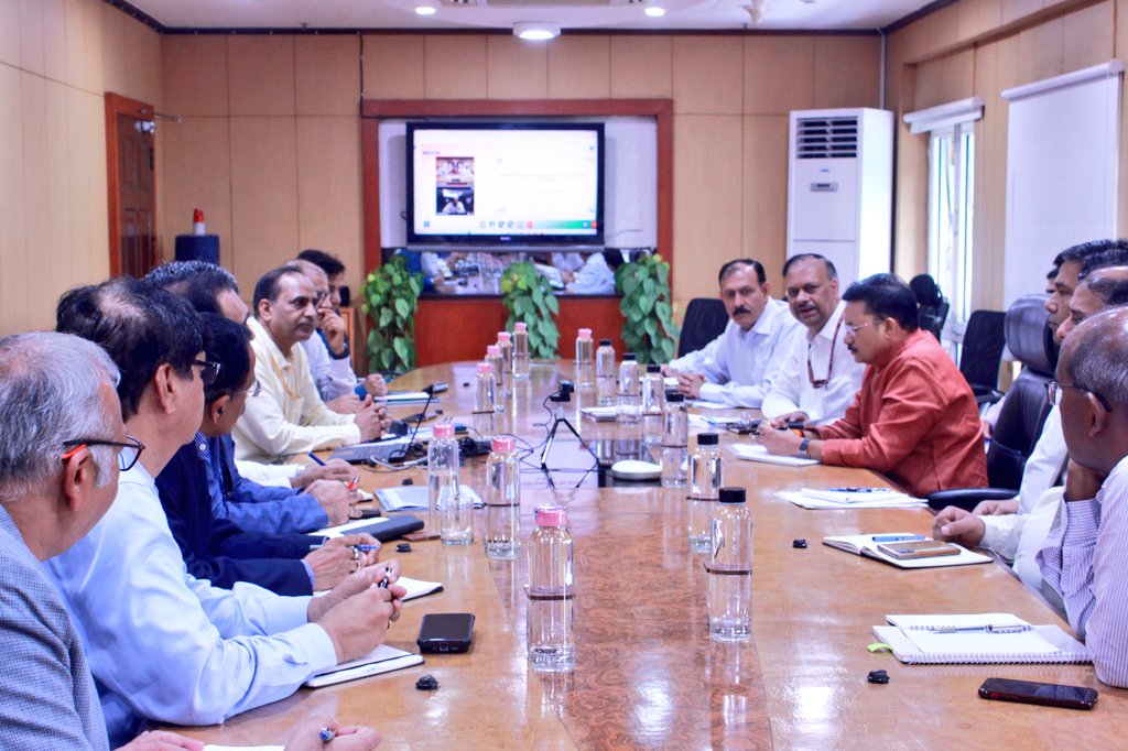 Reviewed the project of @BSNLCorporate on deployment of indigenous 𝟒𝐆 in their network. Completion of the project will make 𝟒𝐆 services available to uncovered areas of the country. Directed them to complete the project in a time bound fashion.