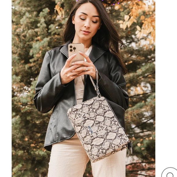 lushvicious's tweet photo. So good I had to share! Check out all the items I'm loving on @Poshmarkapp #poshmark #fashion #style #shopmycloset #jujube: https://t.co/Bqbpukjhkd https://t.co/bQSPGFmnKp