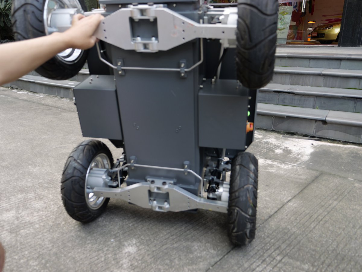 fdatarobot's tweet image. Compare to ordinary outdoor robot platforms,🌟🤖 the A012plus showcases more remarkable stability and maneuverability. Why?👇🏻👇🏻
One of the main reasons is the benefit of its 4WD(four-wheel-drive) and 4WS(4 wheel steering) systems.
#robotplatform #outdoorrobot #roboticsolution