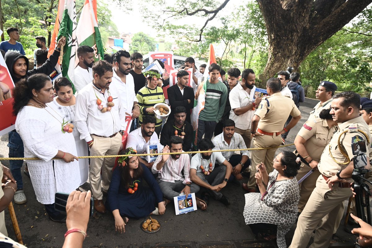 IYCGoa's tweet photo. Goa Pradesh Youth Congress under the leadership of State I/c Ms. @BhargavaRichi ji, Vice Presidents @DsilvaVivek, @Gina_pereira08 and Vaishnav Pednekar, General Secretaries @AhrazMulla and @LeovitaDe, Dist. Presidents @MaheshNDR & @RinaldoRozario..1/4
#BJPFailsGoa #BJPFailsIndia https://t.co/trZmWBXIf6