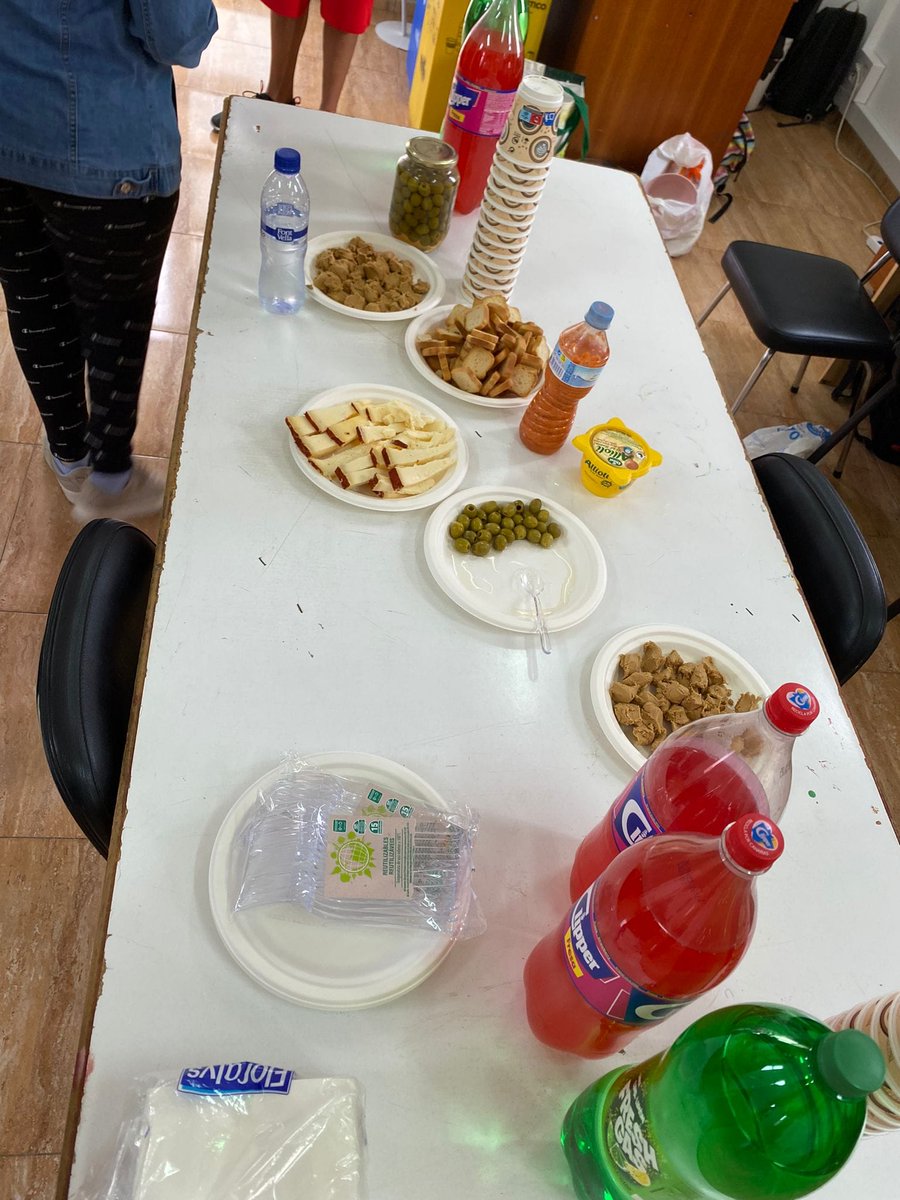 ingeniojoven's tweet photo. 🎇🇮🇨 Tarde Canaria de Comida y Juegos Tradicionales en la semana de Canarias 🇮🇨🎆
Cerrábamos la primera semana Canaria del Espacio Creativo IngenioJoven con el grandísimo Aaron Sanchez Macias 👨🏻‍🍳preparándole y enseñando al resto de usuari@s cómo hacer unos enyesques 🥔🧀🥤🤤🥣. https://t.co/ERIXvsGsjd