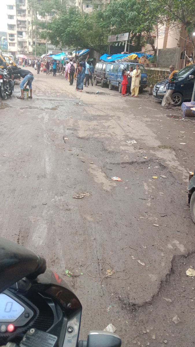 shivamsinghncp's tweet photo. वार्ड क्र १४८ विष्णु नगर सोसायटी के रोड की अवस्था-रोड पर गड्ढे नहीं गड्ढों में रोड है। जिसके कारण काफी तकलीफ हो रही है दुर्घटना भी हो सकती है अतः @mybmc व @mybmcWardME से निवेदन है कि विष्णु नगर सोसायटी के सारे गड्ढों को भरकर रोड की स्थिति सुधरी जाए।
@OfficeofNM @sanamalikshaikh https://t.co/sHgZu2w9Qe