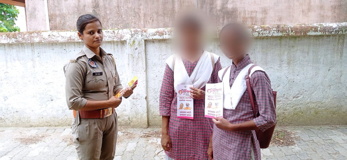 balrampurpolice's tweet photo. #BalrampurPolice 
#SPBalrampur के निर्देशन में जनपद के समस्त थानों पर गठित  #एण्टी_रोमियो_टीम द्वारा #MissionShakti अभियान के क्रम में  सार्वजनिक स्थानों/ बाजार/ग्रामीण क्षेत्र आदि जगहों पर महिलाओं/बालिकाओं आदि को जागरुक किया गया। https://t.co/HjDnUSK9GC