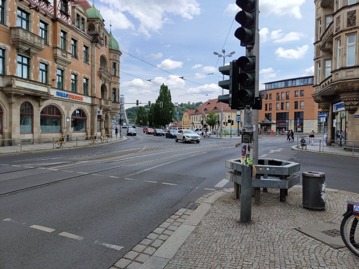 Zum zweiten Mal in dieser Woche #Ampelausfall 🚦am #Schillerplatz. Aber: es gibt keinen #Stau! Und die Autos fahren langsamer, vorsichtiger, es ist ruhiger. Ist das ein Test? @stephankuehn @stadt_dresden