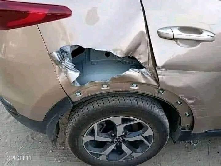 Doctor_q8's tweet photo. القت الشرطة القبض على رجل كان ينظف سيارته الجديدة حيث فوجىء بأن ابنه البالغ من العمر سنتين أخذ مسماراً وبدأ يخدش به جانب السيارة فغضب الأب وبدأ يضرب على يد ابنه دون أن يشعر بأنه كان يضربها بمقبض المطرقة !
انتبه الأب متاخراً لما حدث واخذ ابنه للمستشفى حيث فقد الابن اصبعا بسبب الكسور التي تعرض لها وعندما رأى الأبن اباه قال له: أبي ، متى سينبت اصبعي؟
وقع السؤال كالصاعقة على الأب فخرج وتوجه إلى السيارة وقام بتحطيمها ثم جلس أمامها يبكي وكله ندم على ما حدث لأبنه فوقع نظره على مكان الخدش على السيارة وقرأ:عبارة (أحبك يا أبي)،في اليوم التالي لم يحتمل الأب تأنيب الضمير فانتحر ! نهاية الحكاية.
نرجع للقصة و نركز قليلاً : 
- هل هناك أحد ينظف سيارة بالمطرقة ؟!
-وما علاقة المطرقة بالموضوع اصلاً ؟
-عمر الولد سنتان هل يستطيع أن يكتب أحبك أبي ! 
-هل يستطيع الكلام فيقول : متى سينبت اصبعي يا أبي ؟
-كيف قبضت الشرطة على الأب وهو منتحر ؟
هكذا تصاغ أغلب الأحداث فننساق وراء العاطفة ونترك العقل فلا نفكر بعمق، وهكذا تسرق منا عقولنا وتفكيرنا دون أن نشعر لذا لا تصدق كل ما يقال و كل ما تسمعه واستخدم عقلك واتبع المنطق وتحقق من التفاصيل.