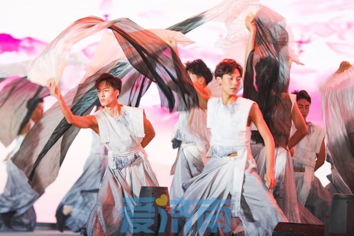 On the evening of June 10, 2023, the Beautiful Jinan Season series of events was launched. Jinan showcases a new fashion trend for young people and invites friends from all over the country to come to Jinan and embrace beauty and fashion. #JinanShandong #FashionAndBeauty