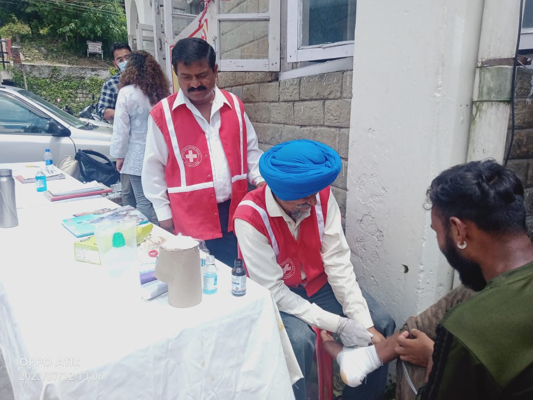 RegmiUdaya's tweet photo. Salute to SERV volunteers’ dedication, sincerity, and honest reporting. The Indian Red Cross Mandi District Branch has led from the front by providing First Aid and Cooked Food for the flood-affected population In Himachal Pradesh. https://t.co/2tEssIjOX6