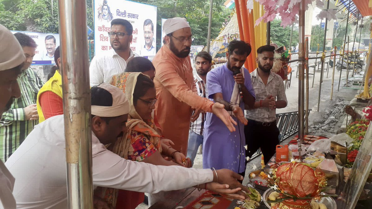 BubbyBhaiBJP's tweet photo. सदर विधानसभा के अंतर्गत आने बगीची पीरजी क्षेत्र में ओम शिव कांवड़ सेवा समिति के 20 वे शिविर का उद्घाटन किया 
और उद्घाटन समारोह में भोले बाबा जी की पूजा अर्चना की ।

जय भोले बाबा जी
#DrHarshVardhan
#VirendraSachdeva
#PavanRanaRSS
#BJPDelhi https://t.co/TYua00yx9B