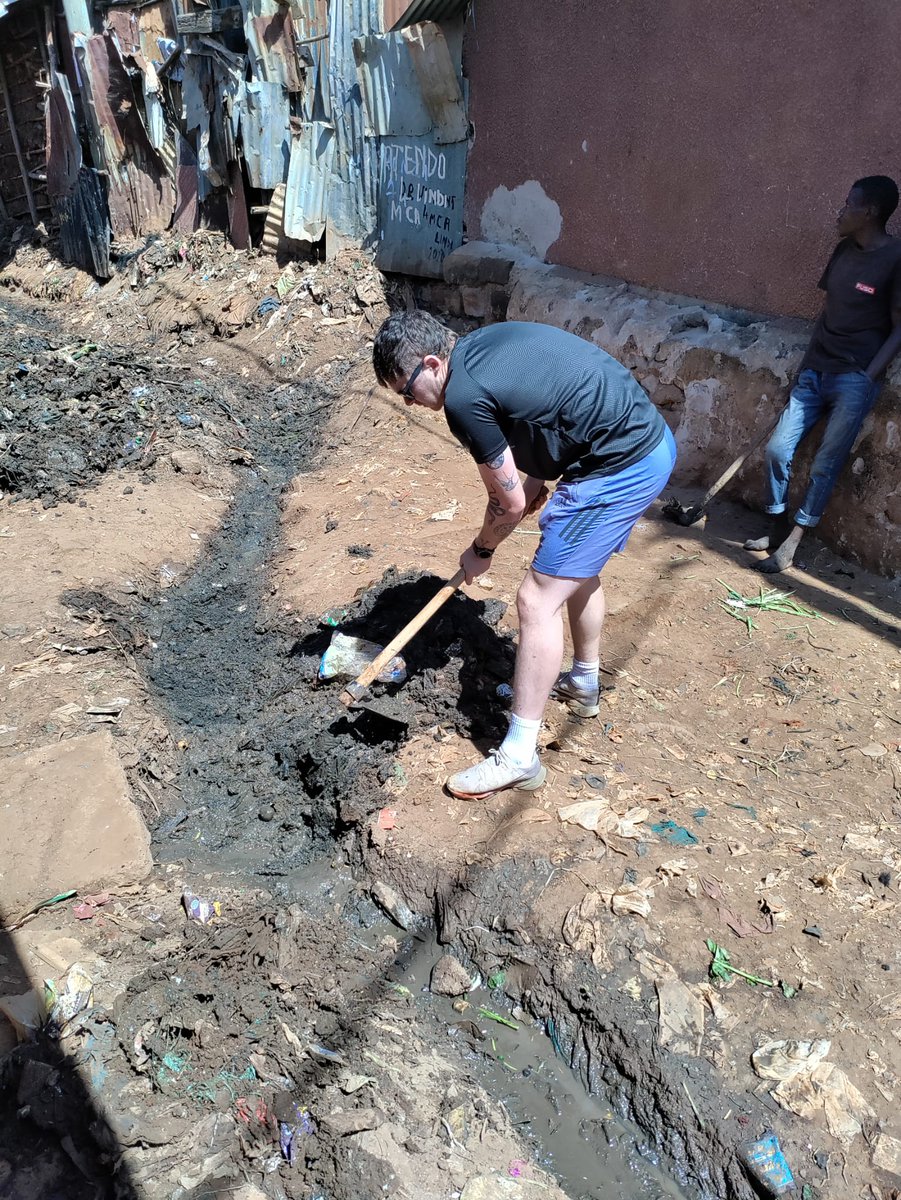 UCESCO_Africa's tweet photo. Nick and Jamie engaged in manual work of cleaning the sewage. In Kibera there is alot of water sewage, some are even so close to homes that people live in and most houses are built of mud and ironsheets. Help the vulnerable
#ucescoafrica #donatetoday #supportthevulnerable https://t.co/LEFMBagfgn