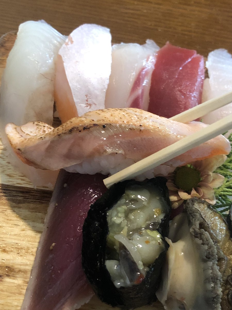 얘드라 내 최애 초밥 볼래
두께가 진짜 폭룡적이야