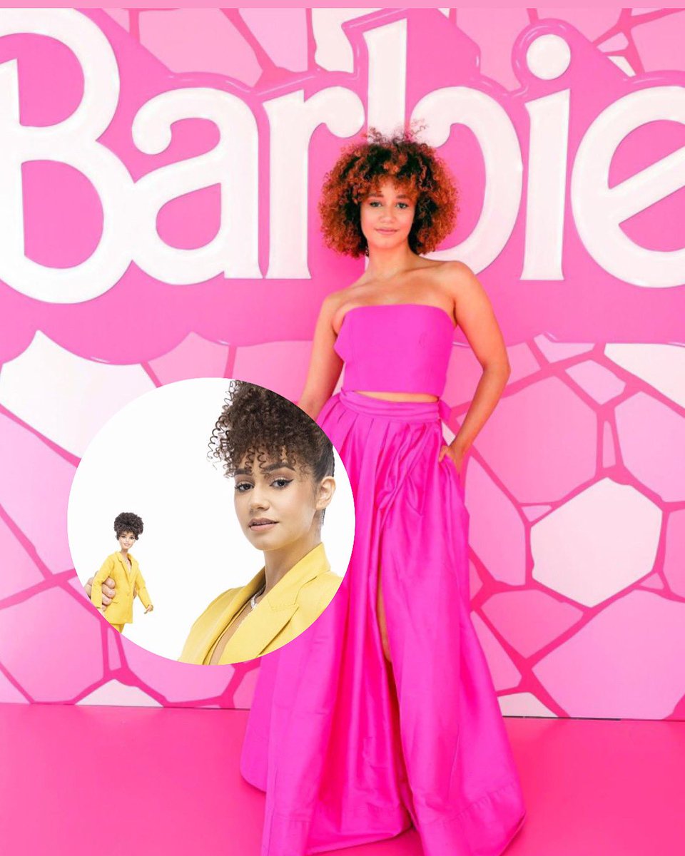 gossipytbFR's tweet photo. ✅ Après une nouvelle vague de haine, cette fois-ci reçue à cause de sa présence (qui est donc remise en question) à l’avant-première mondiale du film Barbie : @lenasituations a décidé de répondre avec la photo d’elle et sa propre poupée à son effigie ! xoxo gy. https://t.co/kT9DyIBVmd