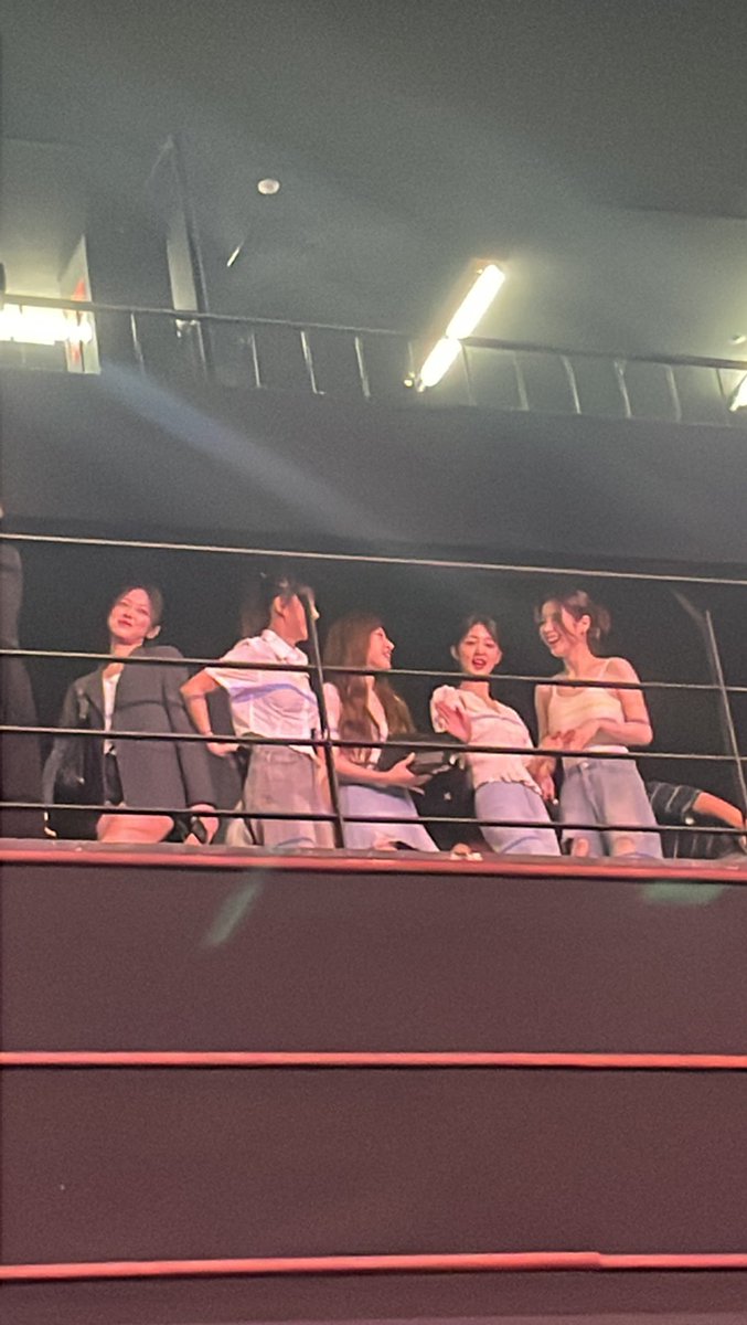 HYUNJIN VIVI YEOJIN HEEJIN HASEUL AT THE OEC SHOWCASE 😭😭😭