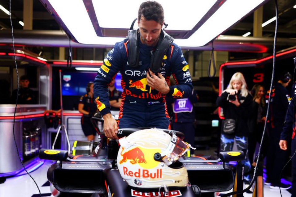 FastestPitStop's tweet photo. Christian Horner called Helmut Marko an hour into Daniel Ricciardo’s test to inform him of Ricciardo's good pace.

Marko called back shortly to say he had sacked De Vries, according ESPN sources

De Vries' team then called several Dutch journalists, with Red Bull originally planned to announce the deal later this week.

#F1