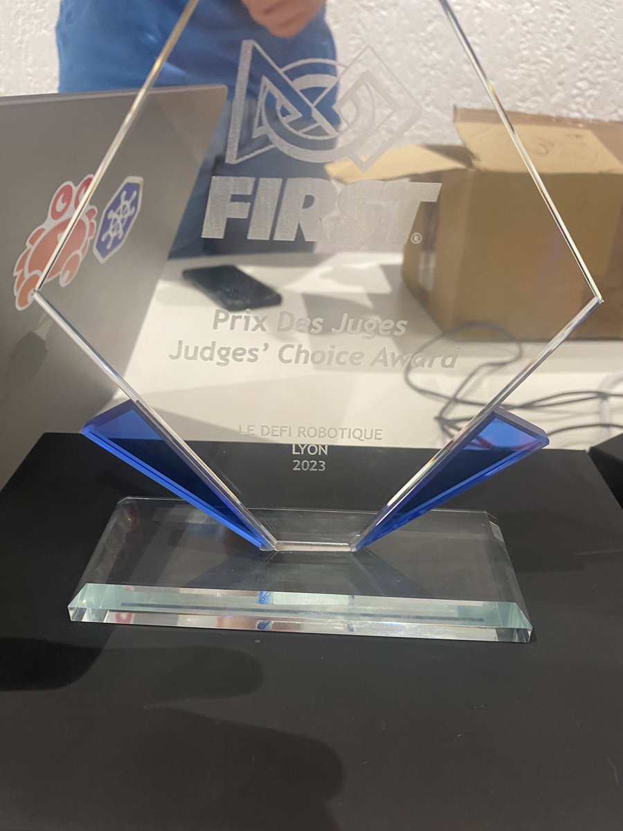 J’ai appris plein de chose au stand des <a href="/lesmarabouteurs/">Les Marabouteurs</a> orienté robotique.

Telle une mamie je leur ai dit « c’est beau cette jeunesse plein d’imagination et d’ambition ! ».

Si vous souhaitez mettre un ptit coup au porte-monnaie pour les soutenir ça vaut le coup ! 
#RivieraDev