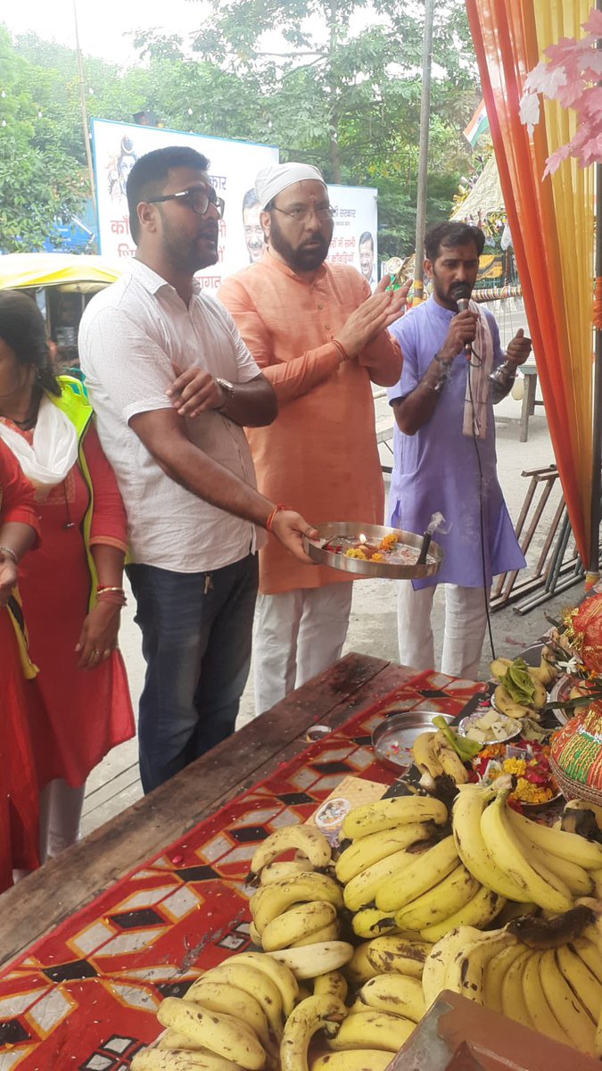 BubbyBhaiBJP's tweet photo. सदर विधानसभा के अंतर्गत आने बगीची पीरजी क्षेत्र में ओम शिव कांवड़ सेवा समिति के 20 वे शिविर का उद्घाटन किया 
और उद्घाटन समारोह में भोले बाबा जी की पूजा अर्चना की ।

जय भोले बाबा जी
#DrHarshVardhan
#VirendraSachdeva
#PavanRanaRSS
#BJPDelhi https://t.co/TYua00yx9B