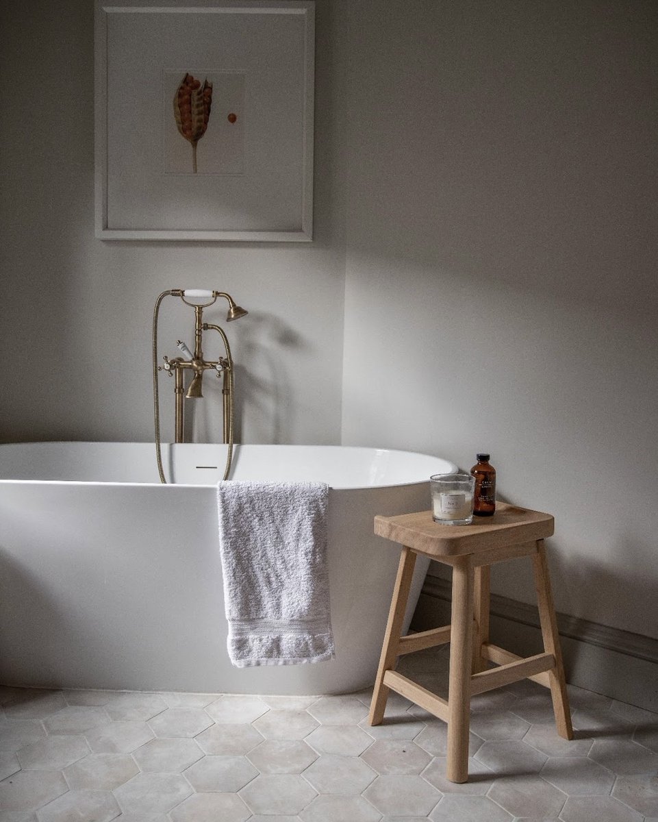Urbansize_home's tweet photo. The oak stool: making bath time better since 2020. 🛁🫧  The perfect place to perch your candle, book and beverage of choice. 

#bathroominspo #bathroomideas #bathroomgoals #smallspaceliving https://t.co/QOfwmNxvF6