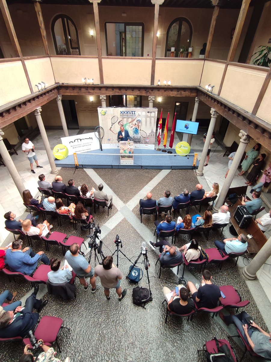 Tenis_Espinar's tweet photo. 🎙️Hoy se ha presentado en la @DipuS, el Open Castilla y León Villa de El Espinar.
🎙️Nacho Calvo ha sido el presentador de un acto en el que ha participado Enrique Sánchez -Guijo, Óscar Moral, Virginia Ruano, Frutos de Llano y Miguel Díaz.
@Deportesjcyl 
@Ayto_ElEspinar 
@DipuSG https://t.co/kERaJweDF4
